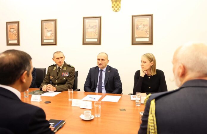 Anusic i britanski -narodno-hr