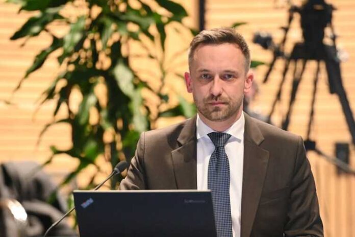 Ministar na odlasku-narodno-hr