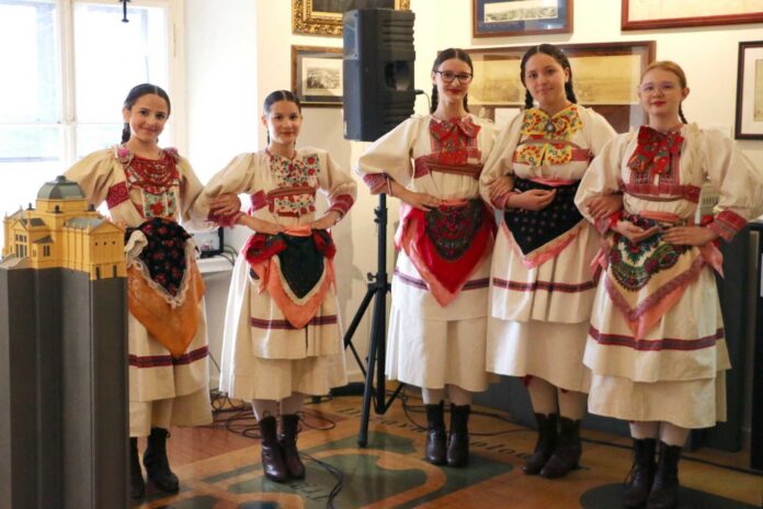 čUVARI TRADICIJE-narodno-hr