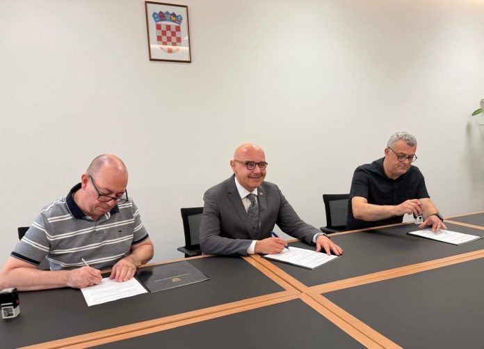 Državni službenici-narodno-hr